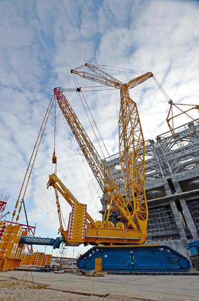 Demag CC 8800-1 crawler crane lifts coke drum components